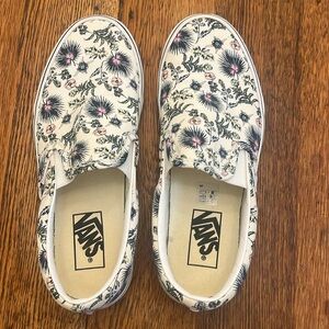 7.5M Vans Classic Slip-On - Paradise Floral/True White/True White gently used
